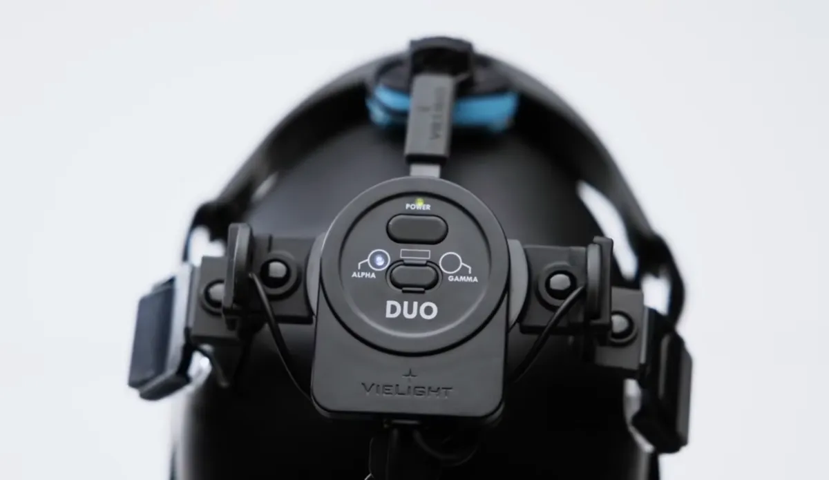 Close-up of the Duo controller on the headset, showing the power button and the 10 Hz Alpha and 40 Hz Gamma selectors